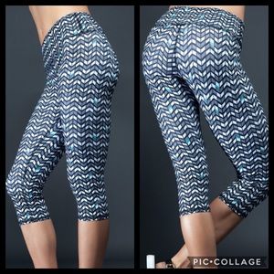 ALO airbrush arrow print Capri legging